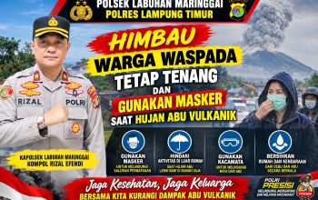 POLSEK LABUHAN MARINGGAI POLRES LAMPUNG TIMUR HIMBAU WARGA TETAP TENANG DAN GUNAKAN MASKER SAAT HUJAN ABU VULKANIK